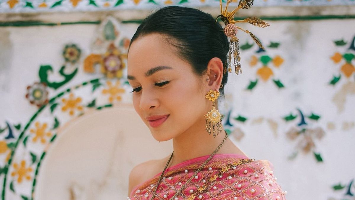 Portrait Of Andien Vacationing In Thailand Wearing A Thai Chut, The Beauty Of Capturing Banget