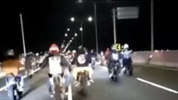 الفيروسية دراجة نارية المجموعة يدخل بولوجيبانغ كيلابا Gading حصيلة الطريق ، والشرطة إجراء التحقيق