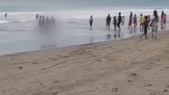 Save Brother Being Dragged By The Waves, The Sister Even Drowning In Pelabuhan Ratu