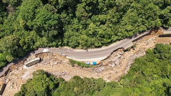 جاكرتا - تسبب استغلال الموارد الطبيعية وتنمية النفايات في فيضانات مفاجئة في غرب سومطرة