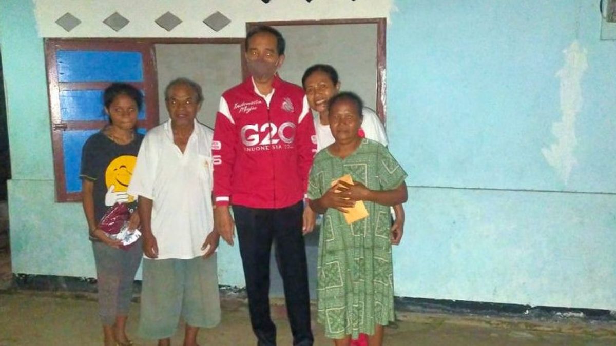 At Night, Jokowi 'Borrows' The Toilet Of A Resident's House In Ende NTT Then Gives Money And Basic Necessities