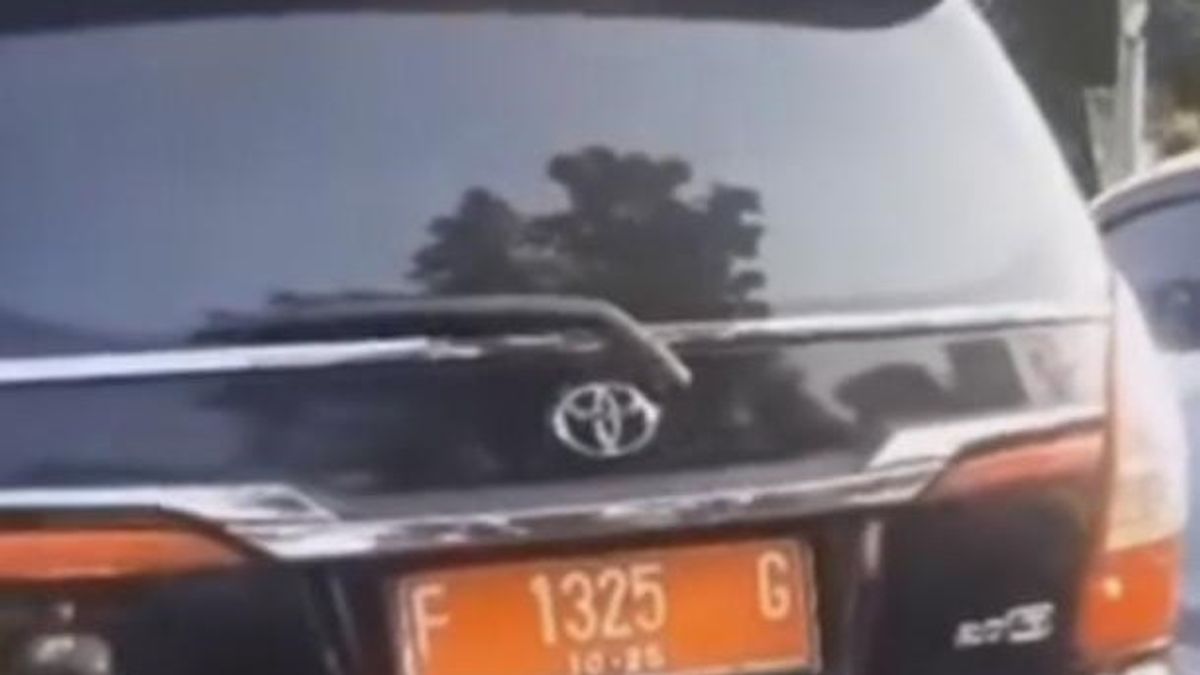 Polisi Bogor Cari Pengemudi Mobil Dinas Tabrak Motor dan Langsung Kabur