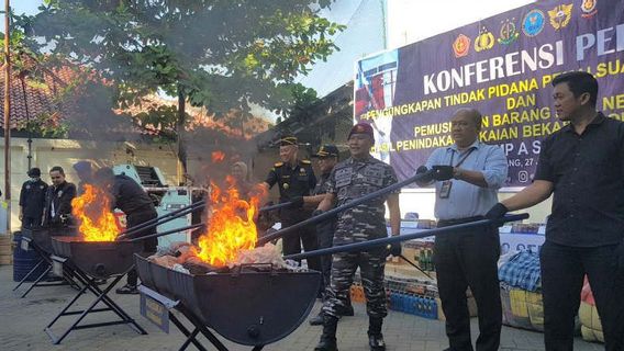 Bea Cukai Semarang Gagalkan Pengiriman Ratusan Bal Pakaian Impor