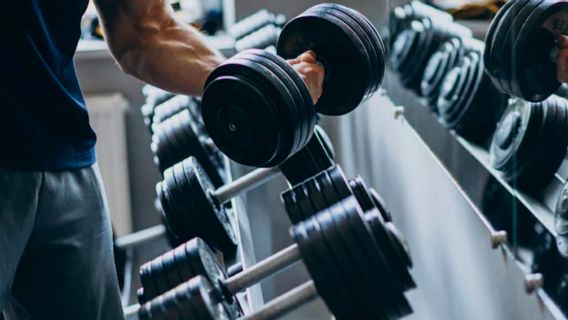 Benarkah Rajin Gym dan Tubuh Berotot Bikin Penis Mengecil? Ini Penjelasan Dokter Andrologi