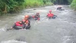 Harap-harap Cemas Menanti Pencarian Anak yang Terseret Arus Sungai Cigunung
