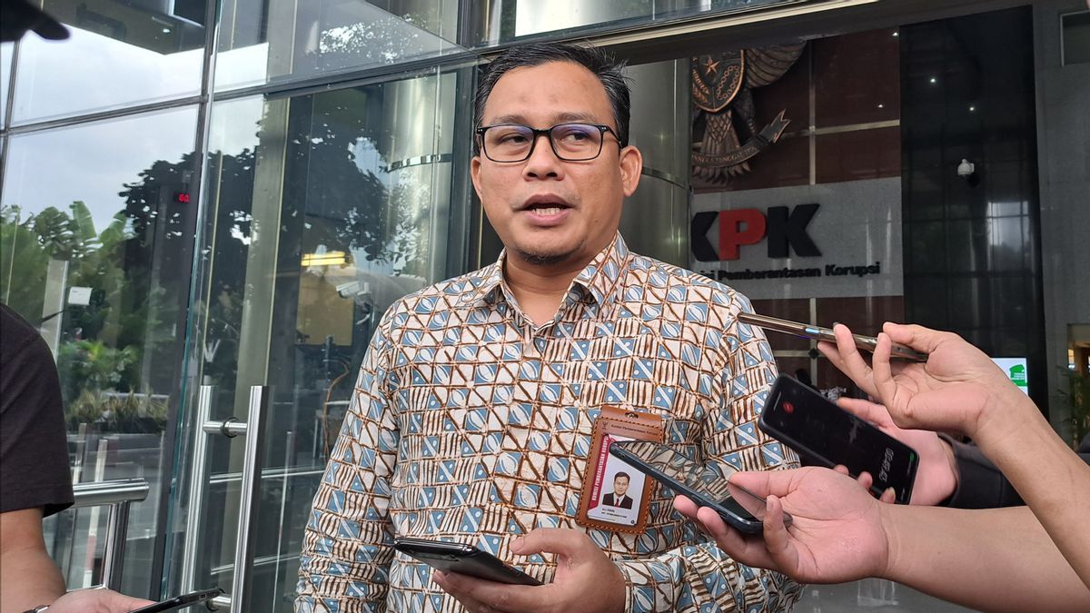 Named As Suspect, Kapuas Regent Ben Brahim And DPR Member Ary Egahni Examined By KPK