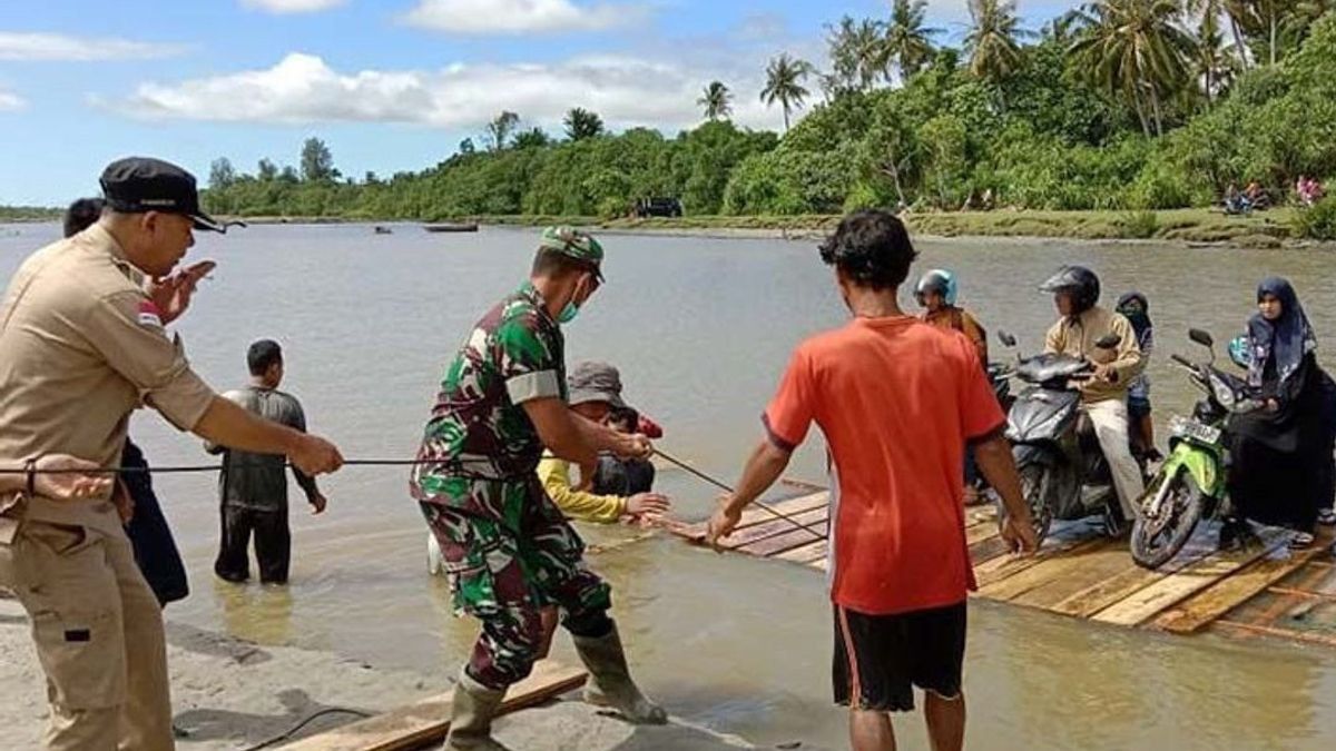 Jembatan di Simeulue Aceh Ambruk Diterjang Banjir