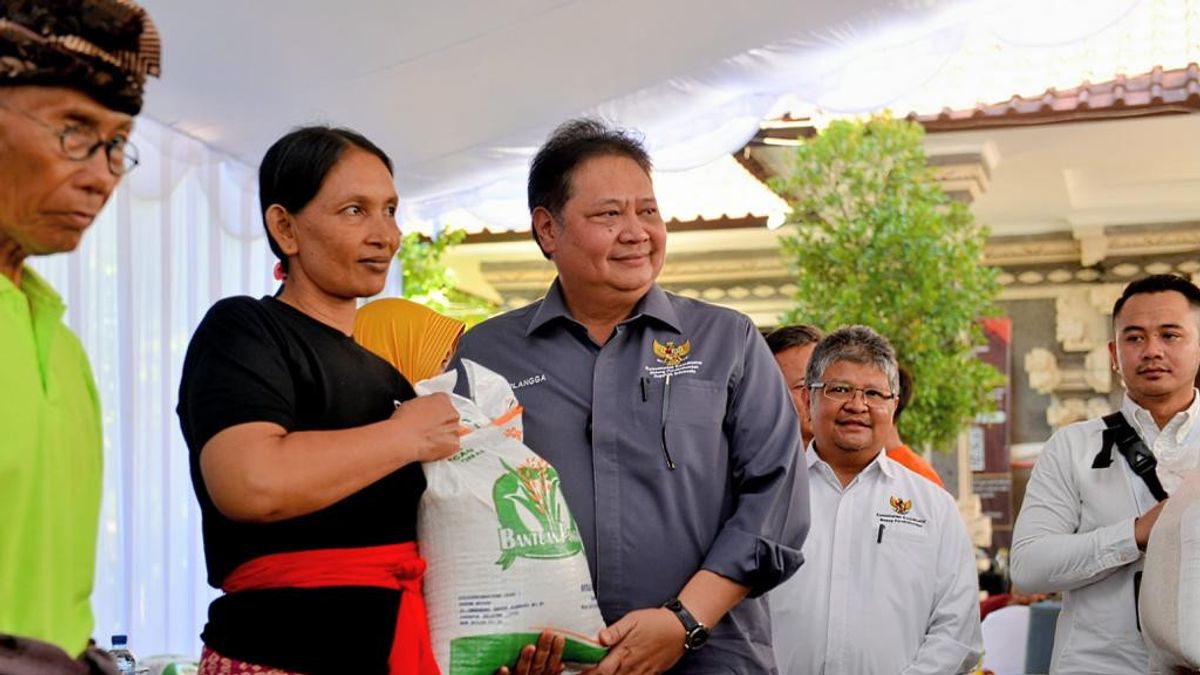 Successfully Pressing Rice Inflation, Airlangga Ensures Food Aid Distribution Program Continues
