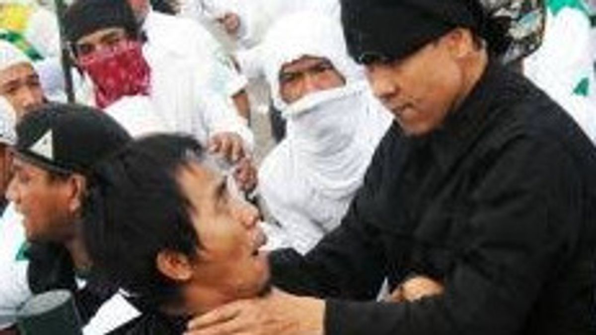 Viral Foto Lawas Munarman saat Cekik Demonstran, Netizen: <i>Ngerukyah Pake Gigi Rapet Gitu Ya Boy</i>? 