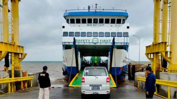 Four Ferry Ships On The Situbondo-Madura Route Are Detained Due To Bad Weather