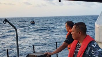 RI軍艦はボートエンジンが損傷しているナトゥナ海の真ん中で漁師を救出