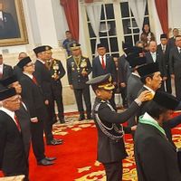 Jokowi Beri Tanda Kehormatan ke 64 Tokoh, Ada Surya Paloh, Erick Thohir Hingga Prabowo