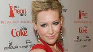 Hilary Duff Mengaku Datang Tanpa Undangan ke Pemutaran Perdana “Freaky Friday” Lindsay Lohan
