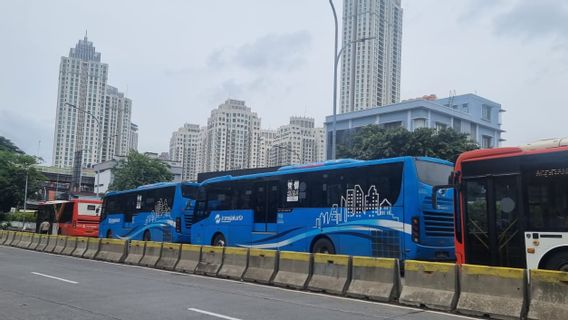 Transjakarta Should Add A Women's Special Fleet Or Separate Seats For Male Passengers