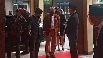 茶色のバティックスーツを着た東ティモールのホセ・ラモス・オルタ大統領がジャカルタのPBNU本部を訪問