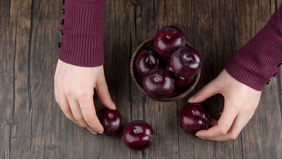 ダークチェリーの色と、トレンドの世界で表しているエレガントな魅力を理解する