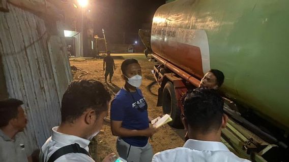 Tank Trucks Are SECUREd When Disposing Of 20 Thousand Illegal Fuel Liters To Ships At Talang Duku Port Jambi