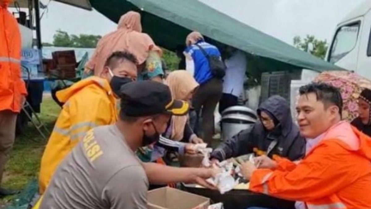 Pemkab Bangka Barat Menyediakan Dapur Umum untuk Membantu Warga Terdampak Banjir Rob