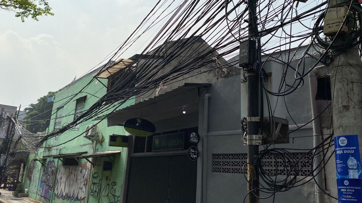 Warga Menteng Keluhkan Kondisi Kabel yang Semerawut