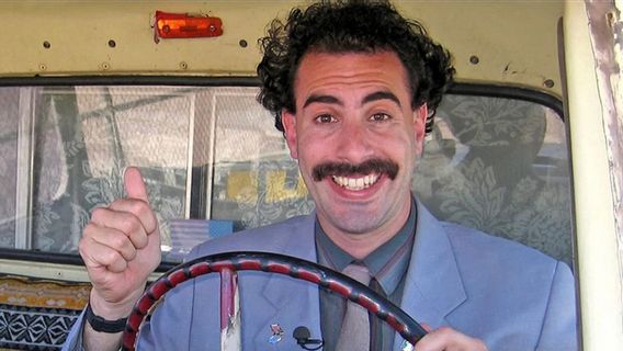 <i>Borat 2</i> Raih Golden Globe, Sacha Baron Cohen Ucap Terima Kasih untuk Pengawal Pribadi