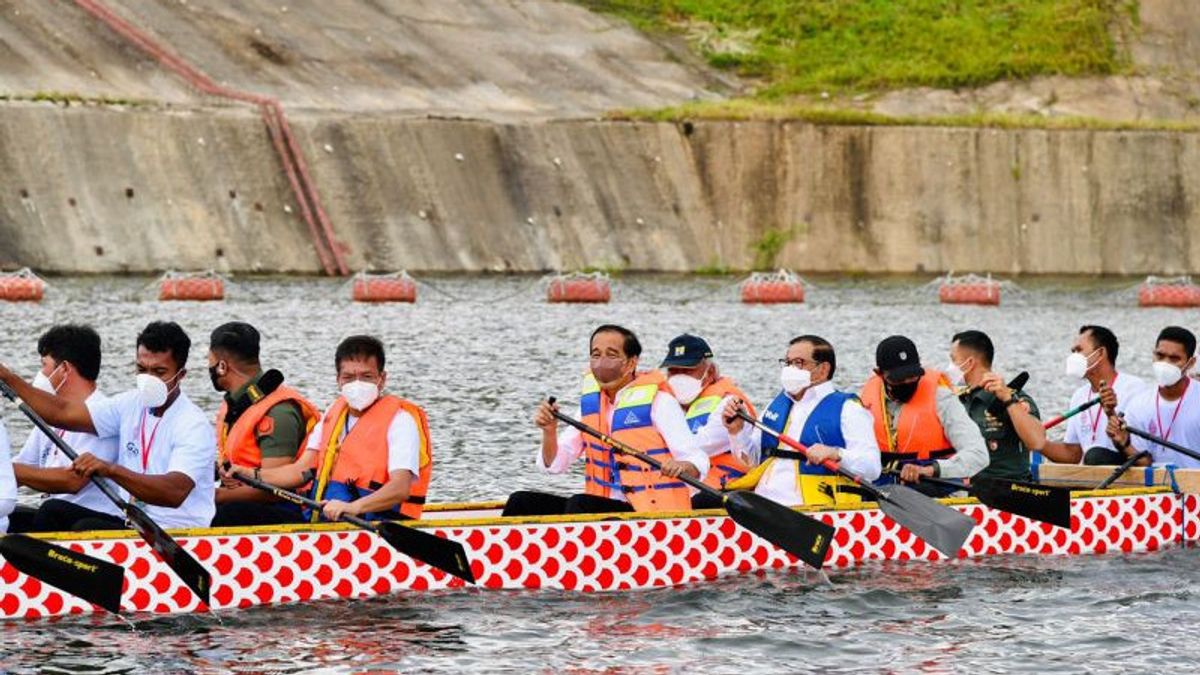 Menteri Bahlil Tabuh Gendang, Jokowi Dayung Perahu Naga di Bendungan Ladongi Sultra yang Alamnya Dipuji