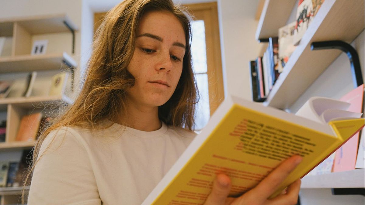 castique : La compréhension des articles basés sur des faits