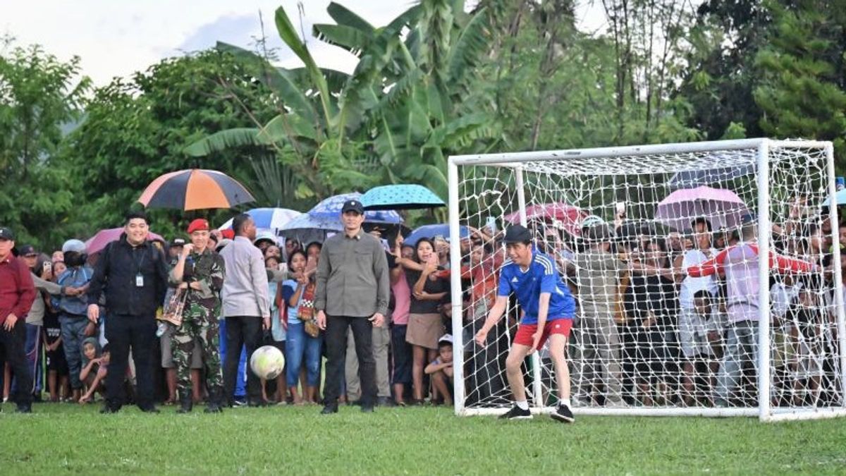 Pakai Jersey Biru Nomor 22, Jokowi Jadi Kiper Main Sepak Bola Bareng Warga NTT