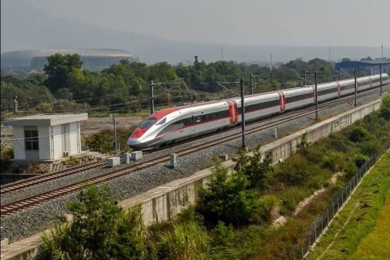 スラバヤに続く高速列車の長所と短所を見る