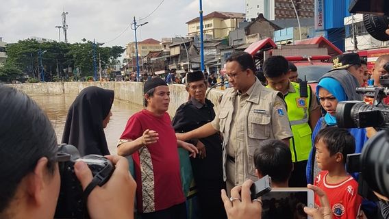 Mengikuti Anies Meninjau Warga Terdampak Banjir