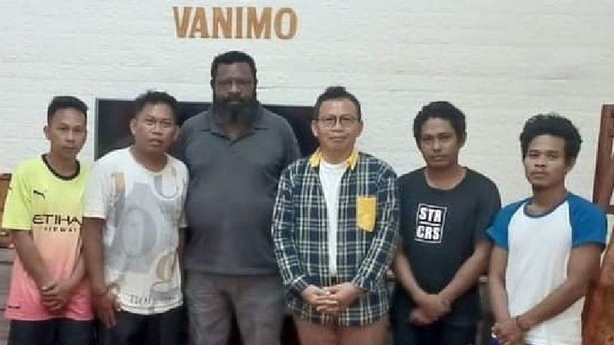 21 Fishermen From Merauke - Live With Sentences In Papua New Guinea