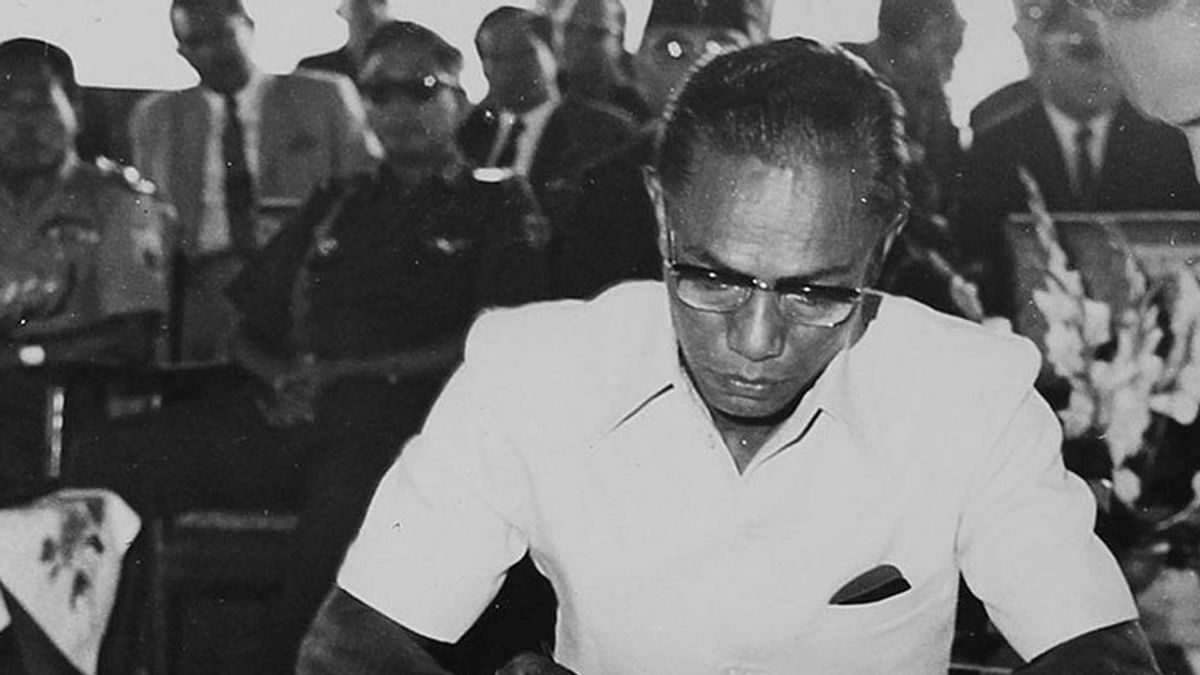 Ibnu Sutowo Dapat Gelar Doktor Honoris Causa dari Universitas Airlangga dalam Sejarah Hari Ini, 11 November 1972