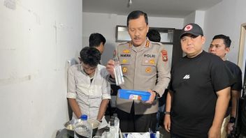 La police perquisitionne un appartement à Batam, un lieu de production de méthamphétamine liquide