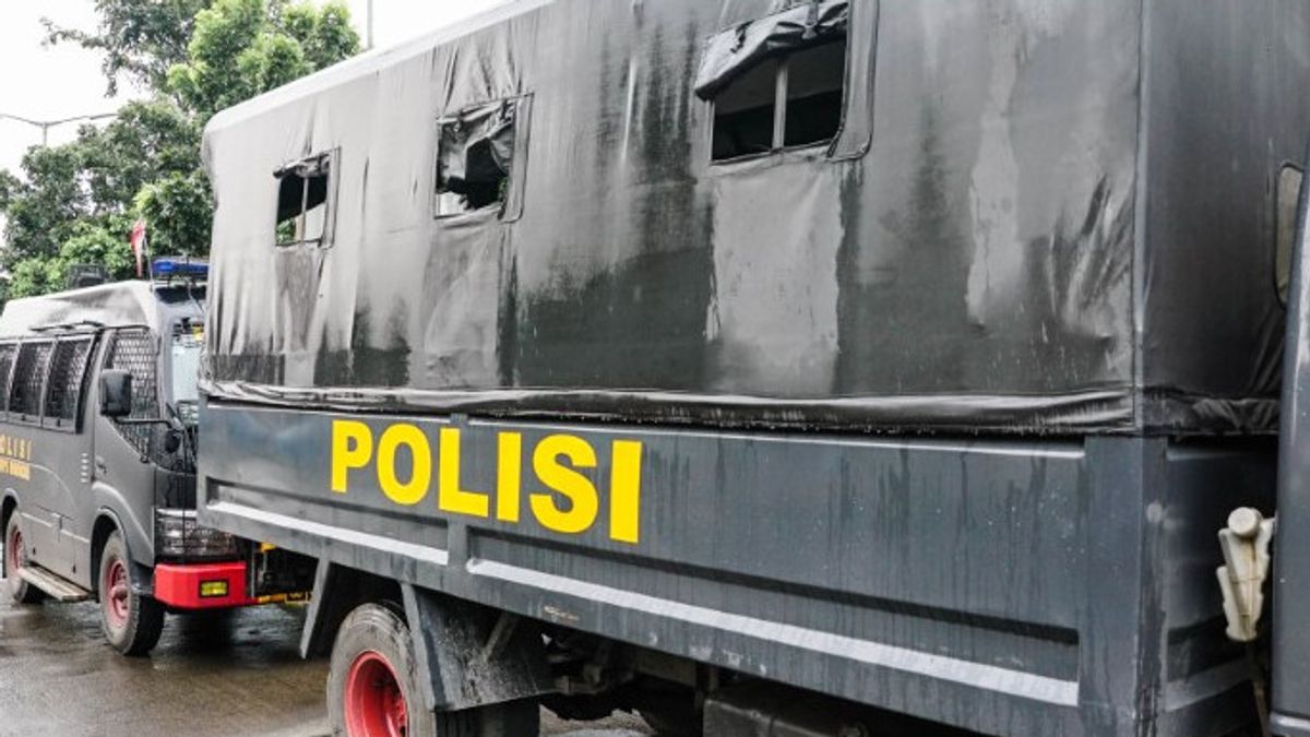 Maintenant En Train De Jouer: La Police Demande Aux Participants De Rejeter PPKM 'Jokowi End Game' Dissous