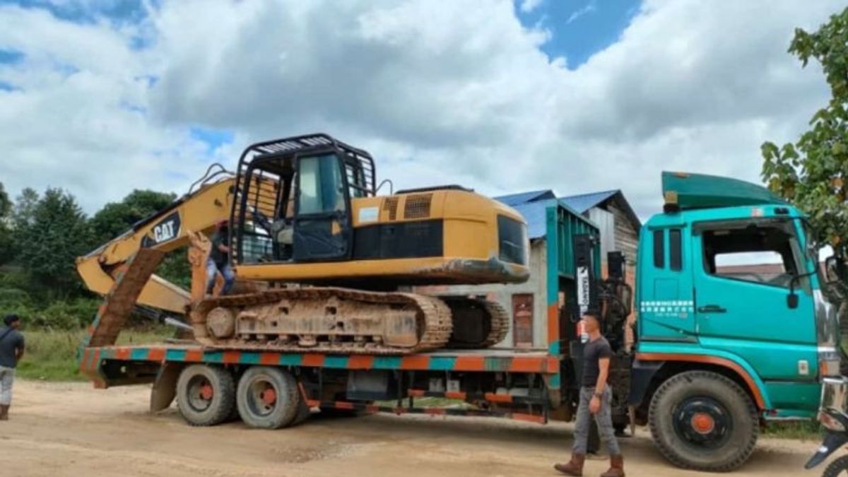 Jalan Krayan Selatan Ke Nunukan Tertutup Longsor, Dinas PUPRBukan Equipment Heavy Transport Material