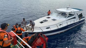 Tim SAR Evakuasi 11 Penumpang Kapal Bocor Tangki BBM di Buton Utara