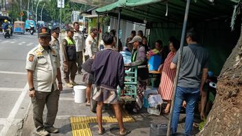 Les trottoirs le long de la rue Raden Saleh sont occupés par des vendeurs ambulants, réprimés par Satpol PP
