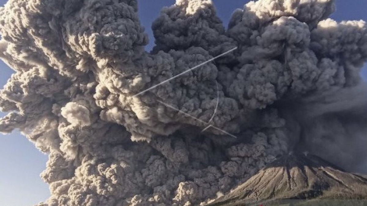 锡那邦火山喷发火山灰抵达亚齐，人们被要求待在家里