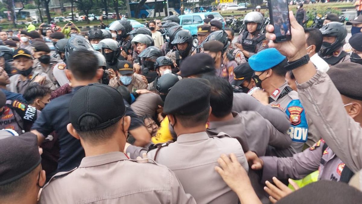 Imbas Demo Ricuh di Patung Kuda, 3 Polisi Luka-luka, Salah Satunya Kapolsek Gambir    