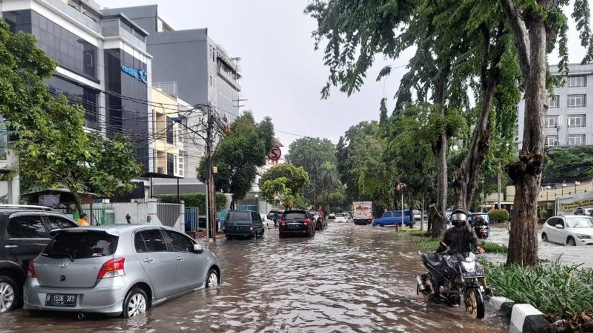 Floods Up To 60cm Hit A Number Of RTs In West Jakarta