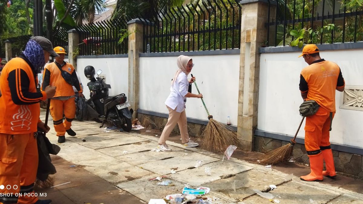 Around 16 Meters Of Kubik Garbage Gathered By Officers From 3 Crowd Points Of Prabowo-Gibran Registration