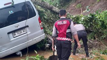 Un glissement de terrain a eu lieu à Ceking, un arbre a écrasé une voiture et cinq motos 
