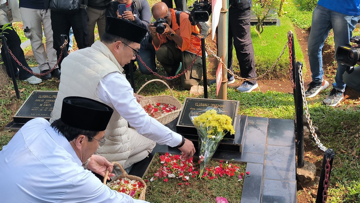 Hari Pertama Kampanye, RK-Suswono Ziarah Makam Tokoh Betawi di TPU Karet