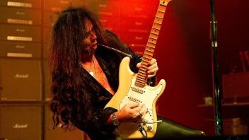 Yngwie Malmsteenは新しいアルバムを完成させ、壮大でドラマチックなネオクラシカルな雰囲気を約束します