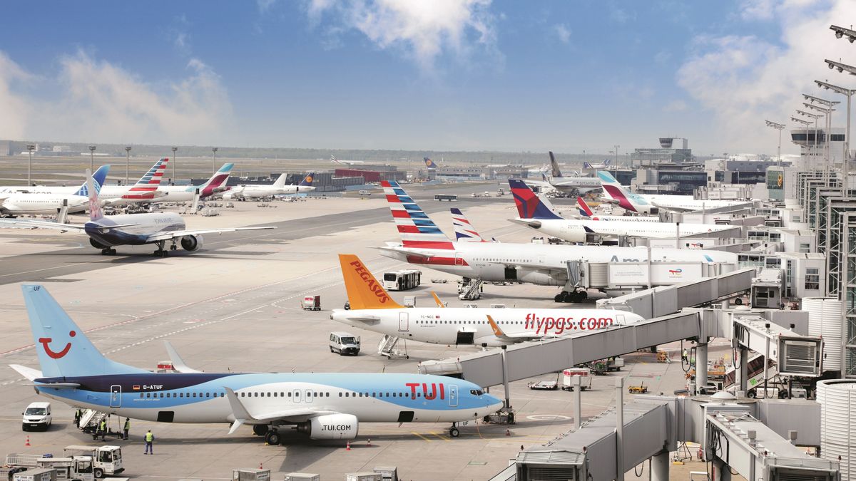 Démonstration d'un blocage de la route à l'aéroport de Frankfurter s'arrête pendant les vols