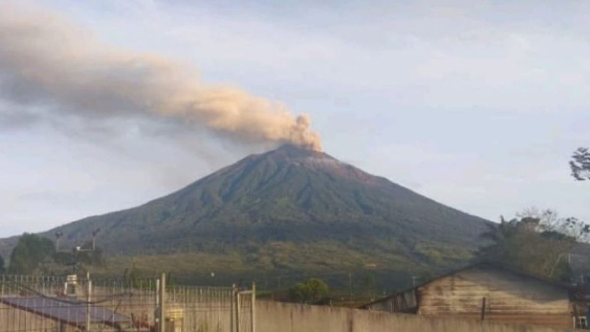 BPBD Imbau Warga Terdampak Abu Vulkanik Gunung Kerinci Pakai Masker