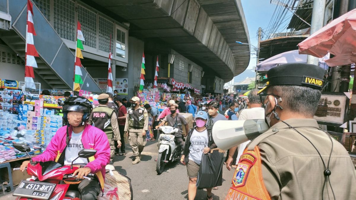 パギ市場タンボラ西ジャカルタの朝のパニックは、公務員警察ユニットが来るとき