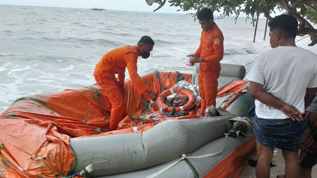 4 طاقم سفينة TB Muara Sejati التي غرقت في بحر تانجونج بينغا تم العثور عليها بنجاح من قبل فريق البحث والإنقاذ