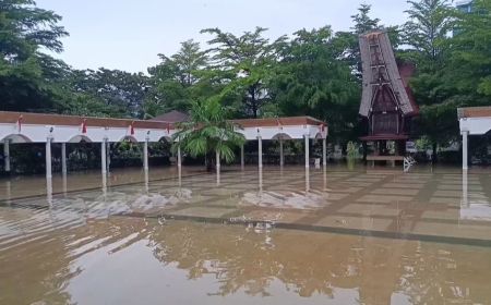 Hujan Deras Genangi Rumah Dinas Gubernur Sulsel, Pj Gubernur Langsung Tinjau dan Koordinasikan Penanganan  