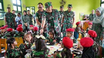 Danrem 032/Wirabraja Brigadier General Wahyu Eko Purnomo Review Directly Giving Free Nutrition Food In Padang