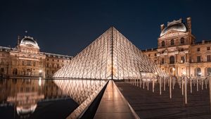    Museum Louvre Kembali Dibuka Usai Pencurian Koleksi Napoleon-Sang Permaisuri
